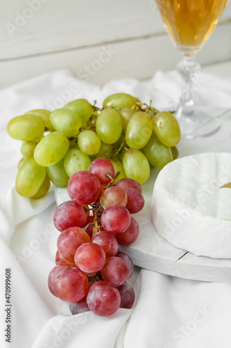 Fresh green and red grapes ...