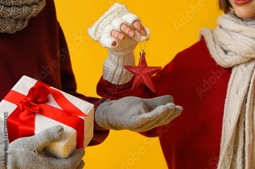 Young couple in winter clot...