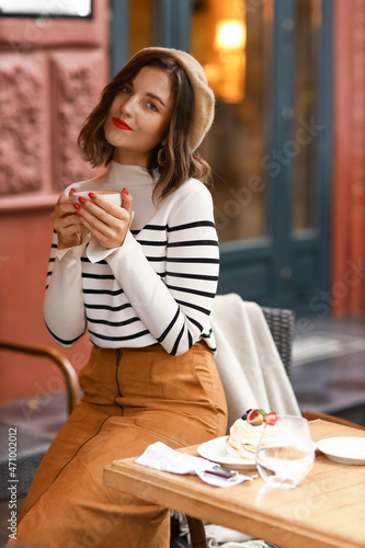 Young fashionable woman wit...