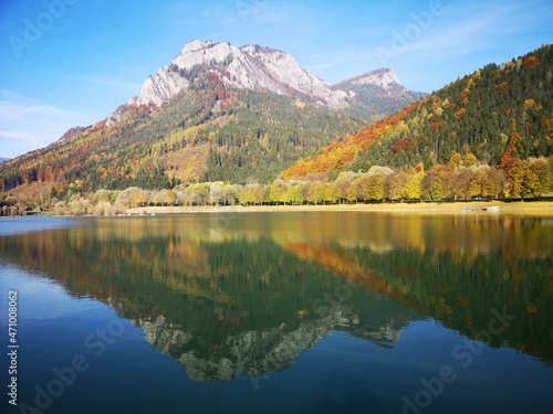 Bergsee Österreich im Herbst mit wunderschöner Spiegelung im See