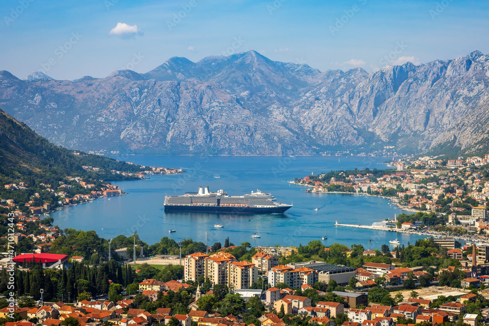 Obraz premium View to Kotor Bay with cruise ship from above.