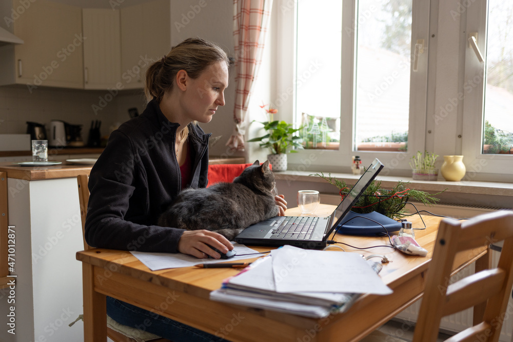 Mitarbeiterin im Homeoffice – Die Pflicht zuhause zu arbeiten Mitarbeiterin im Homeoffice – Die Pflicht zuhause zu arbeiten