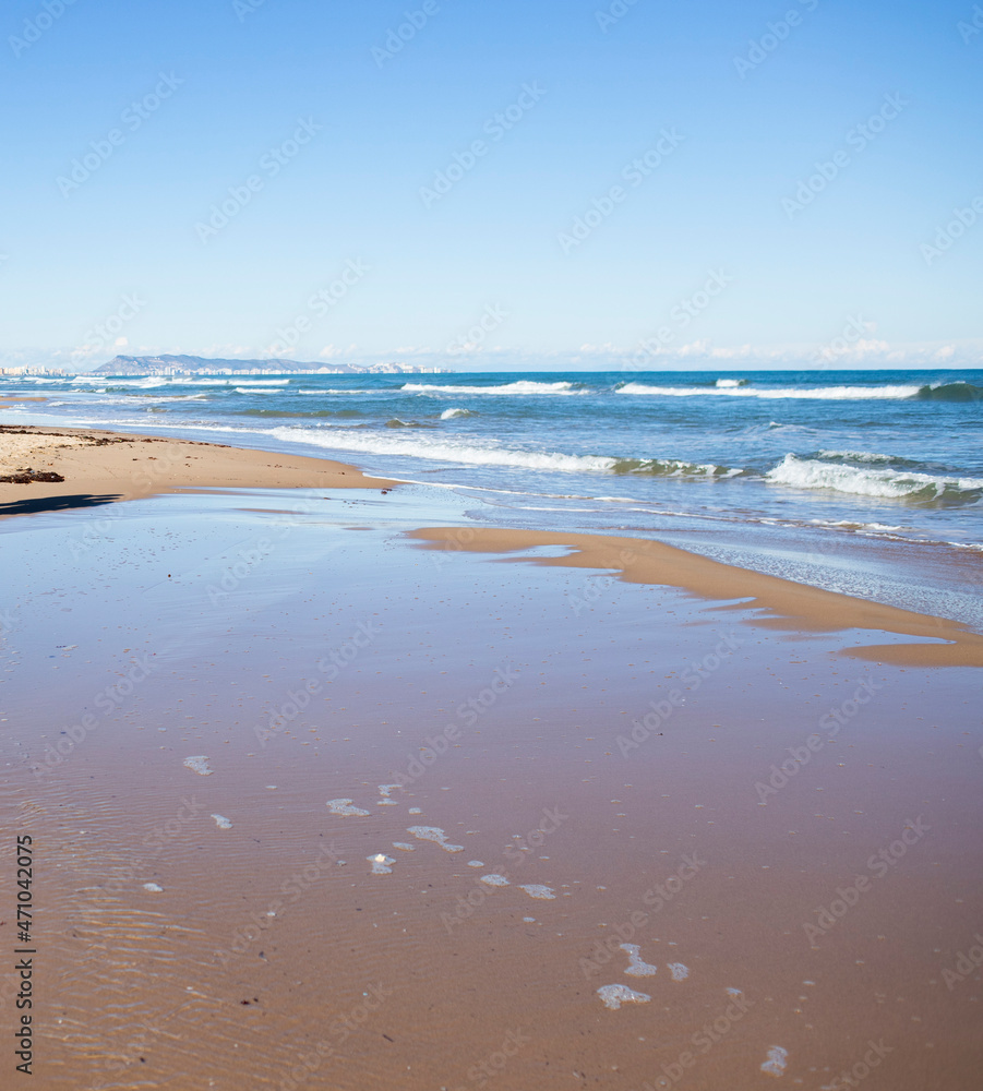 Mar y playa durante el día