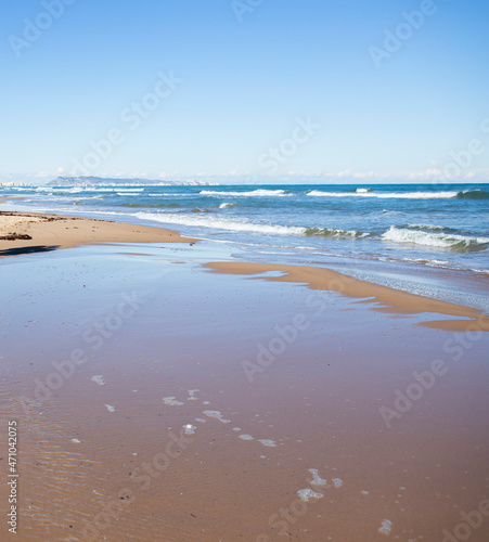 Mar y playa durante el día