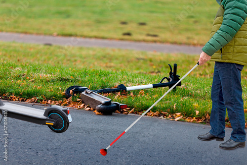 E-Scooter ein Hindernis für Sehbehinderte, Niedersachsen, Deutschland photo