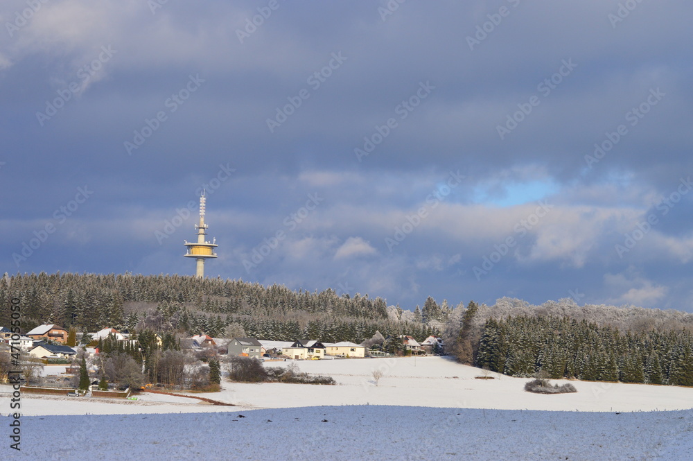 Winterlandschaft mit Funkturm und Blick auf den Höllkopf im Westerwald.