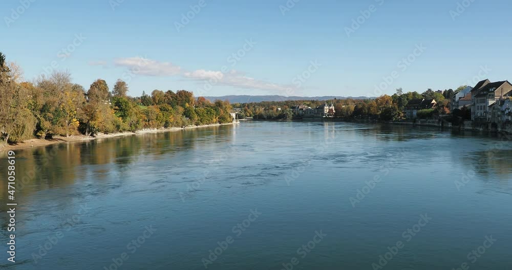 Le cours du Rhin à Rheinfelden (Suisse) vu depuis le Vieux Pont (Altebrücke) Le cours du Rhin à Rheinfelden (Suisse) vu depuis le Vieux Pont (Altebrücke)