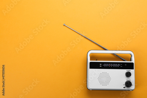Cuadro en lienzo Retro radio receiver on orange background, top view