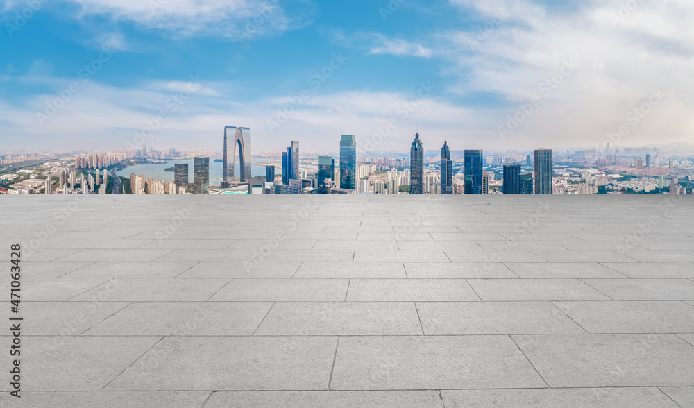 Obraz premium Empty brick floor with city skyline background