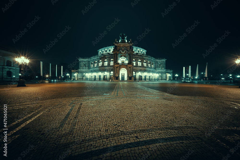 Fototapeta premium Opera house in Dresden at night. Semperoper Dresden