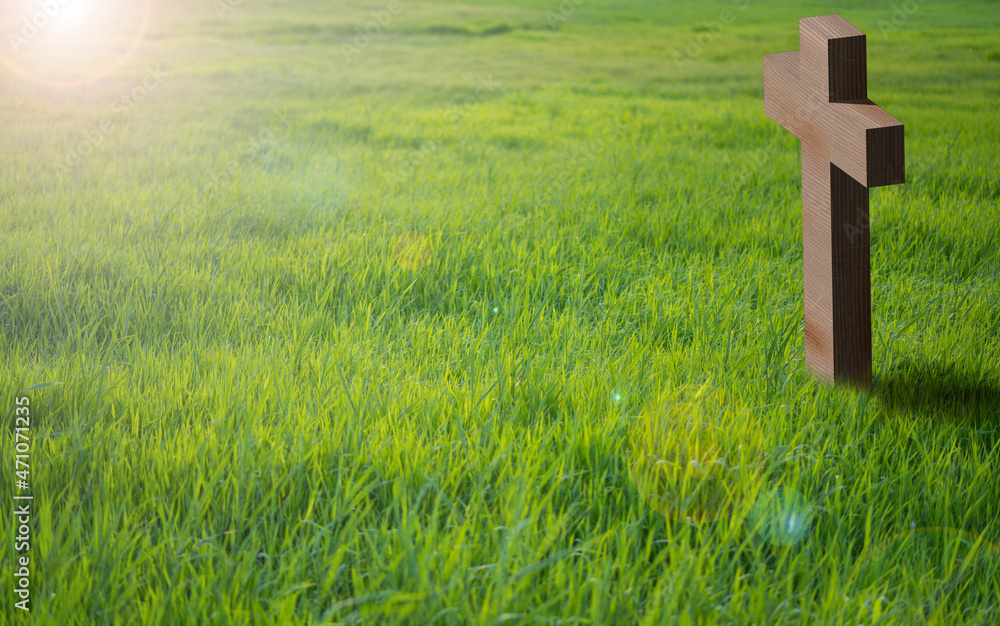 Für Was Steht Das Kreuz Kreuz aus Holz steht auf einer grünen Wiese. Die Sonne scheint