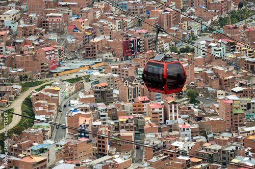 Fotografie Cable cars carry passengers in La Paz