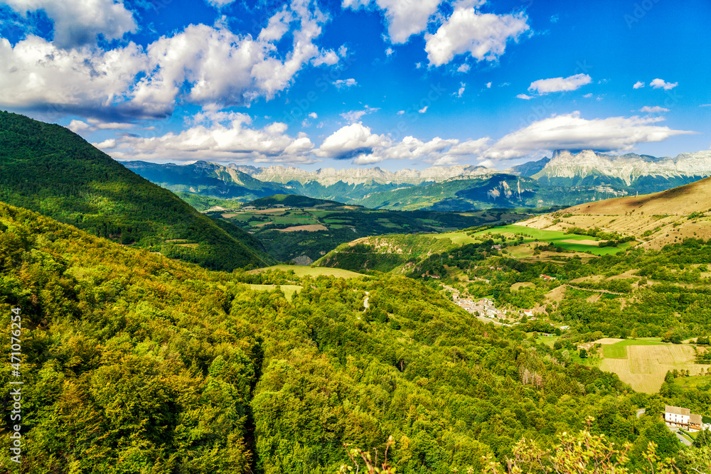 Blick aus der Region La Mure bis zu den Rochers des Deux-Sœurs im Nationalpark Vercors