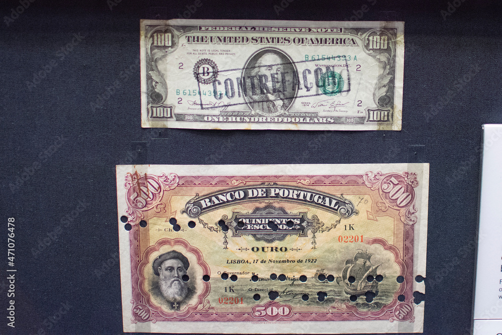 100 dolarów