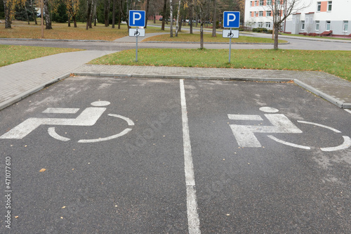 Photo of signs on the asphalt for parking for cars for disabled people in the city photo
