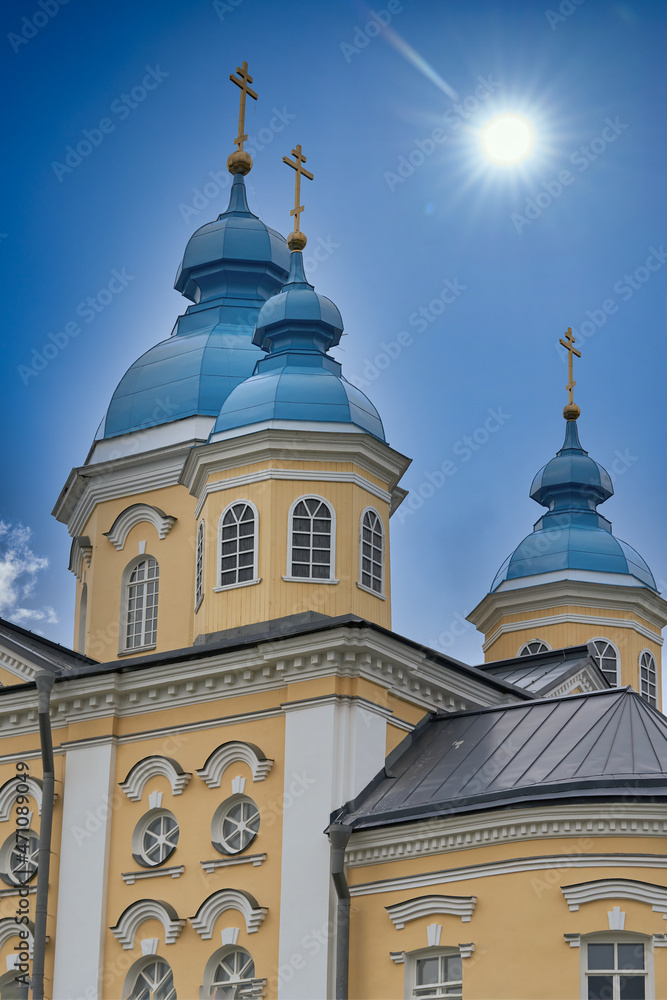 Obraz premium View of a modern Christian church with a blue roof