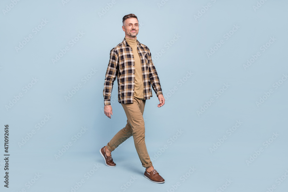 Full size profile side photo of mature man go cool wear casual clothes eyewear isolated over grey color background Full size profile side photo of mature man go cool wear casual clothes eyewear isolated over grey color background