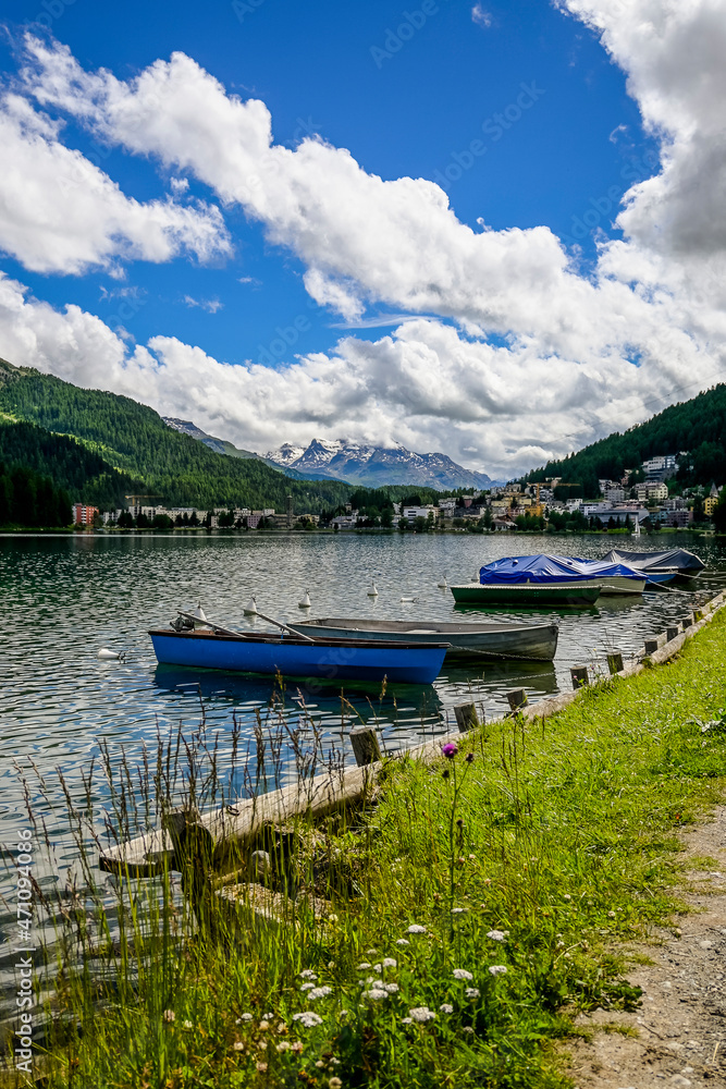 Fototapeta premium St. Moritz, Dorf, St. Moritzersee, See, Seeufer, Wassersport, Uferweg, Spazierweg, Wanderweg, Engadin, Oberengadin, Alpen, Schweizer Berge, Sommer, Graubünden, Schweiz