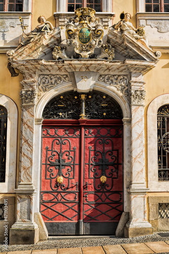 Obraz na płótnie görlitz, deutschland - haustor an einem sanierten barockhaus w salonie
