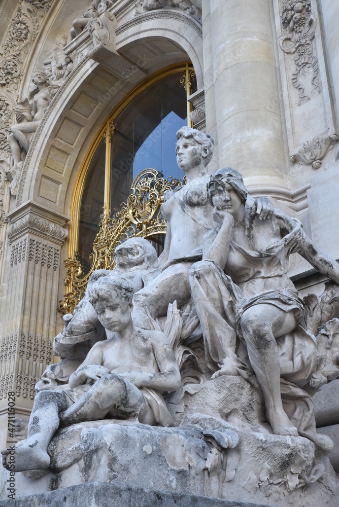 Portail et sculptures du Petit palais à Paris, France