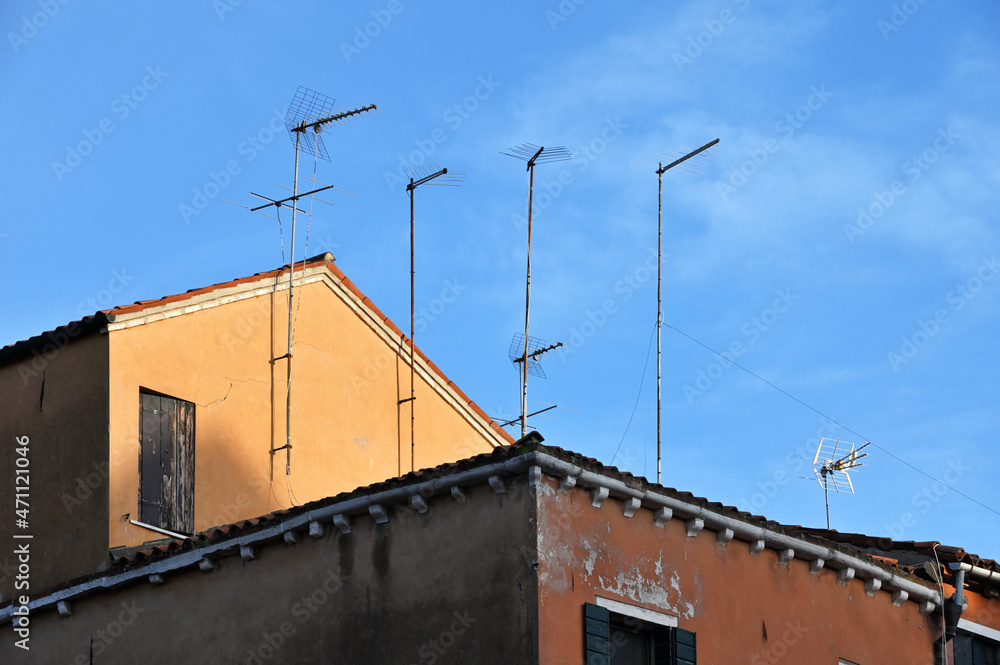 TVsignal antennas on roof