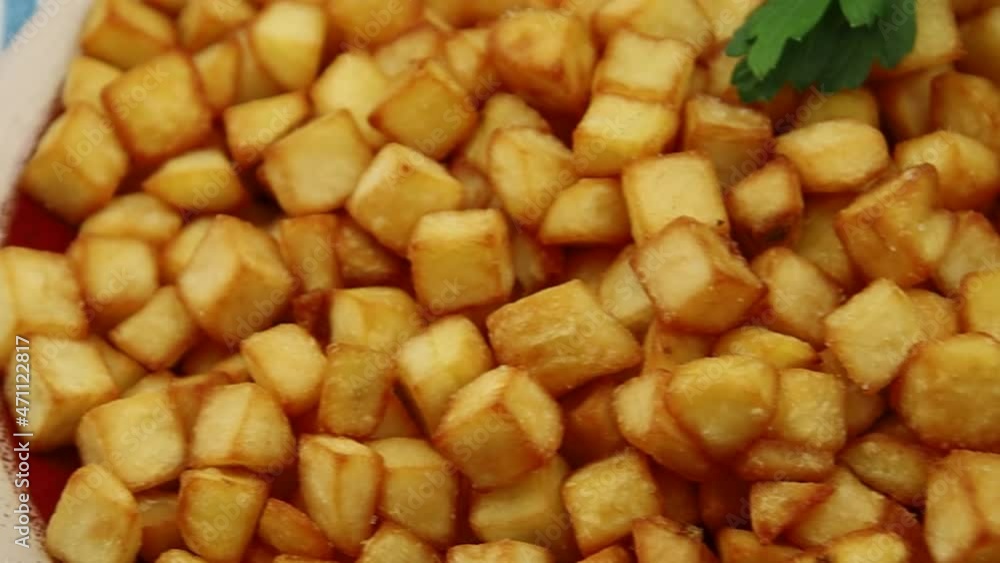 pommes de terre rissolées sur une assiette pommes de terre rissolées sur une assiette