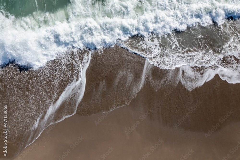 olas que rompen con fuerza en la orilla de la playa - obrazy, fototapety, plakaty 
