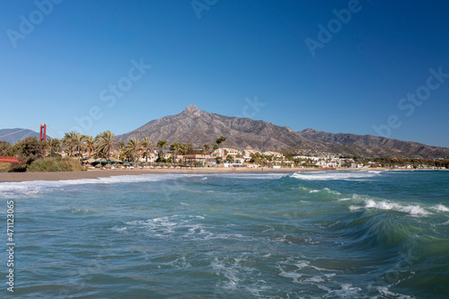 bonita vista de la playa de río verde en Marbella, España