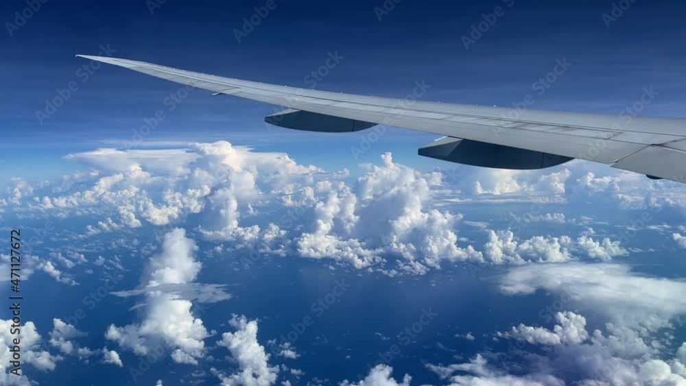 View from the illuminator of the big plane to the ocean and clouds.