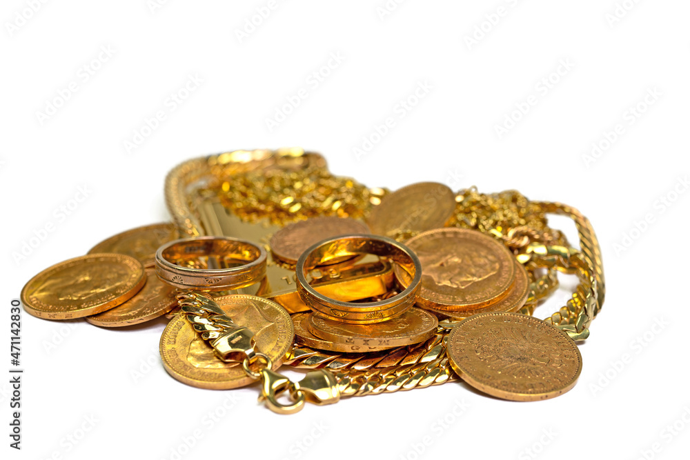 Goldschmuck, Goldmünzen und Goldbarren vor weißem Hintergrund Goldschmuck, Goldmünzen und Goldbarren vor weißem Hintergrund