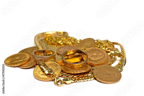 Goldschmuck, Goldmünzen und Goldbarren vor weißem Hintergrund