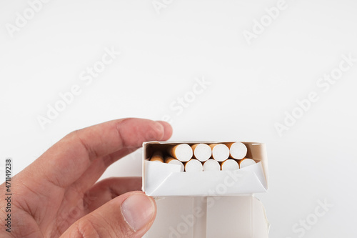 Offene Schachtel Zigaretten über weißem Hintergrund photo
