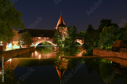 Nürnberg Schlayerturm mit Kettensteg bei Nacht photo