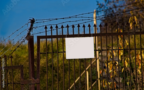 Stare zardzewiałe stalowe ogrodzenie . Miejsce na napis. Old rusty steel fence. A place for the inscription. 