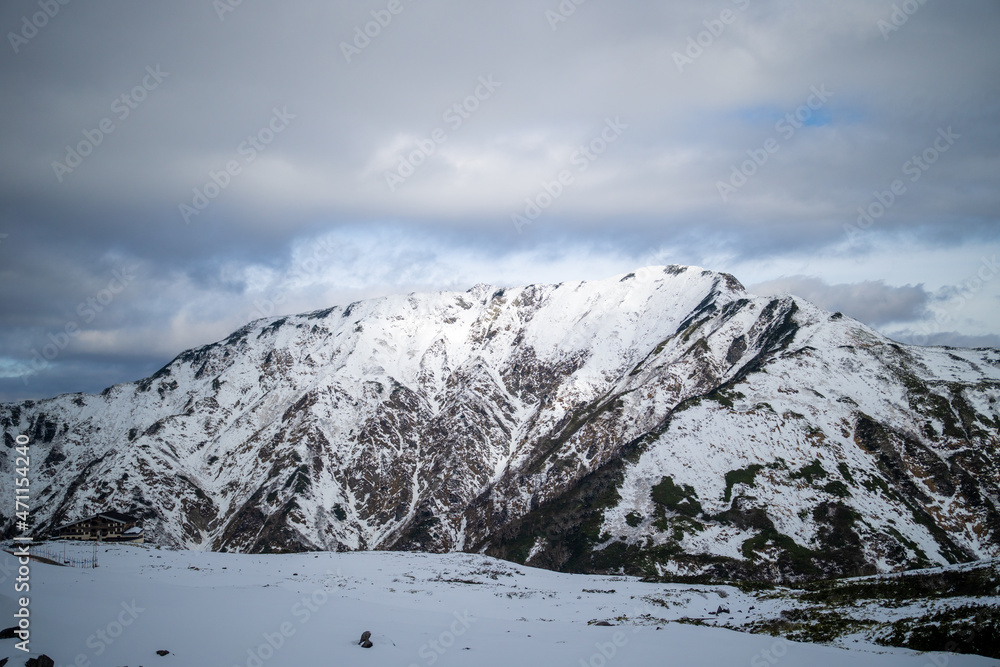 富山県立山町にある立山の冬の雪景色のある風景 Landscape with snowy winter scenery of Tateyama in Tateyama Town, Toyama Prefecture, Japan.