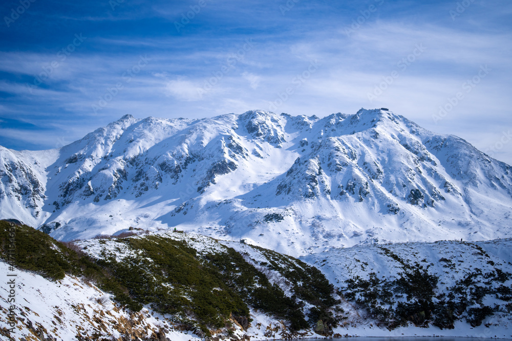 Fototapeta premium 富山県立山町にある立山の冬の雪景色のある風景 Landscape with snowy winter scenery of Tateyama in Tateyama Town, Toyama Prefecture, Japan.