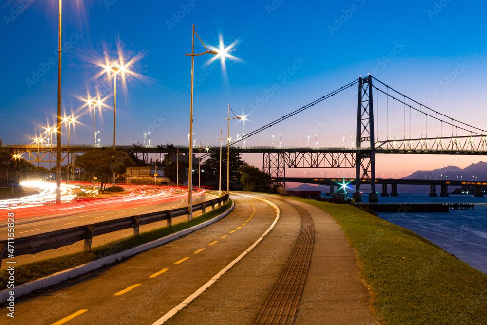 Anoitecer em Florianópolis vista da avenida Beira-Mar Norte com as luzes do trafego de carros e ao fundo a Ponte Hercílio Luz , Florianopolis, Santa Catarina, Brasil