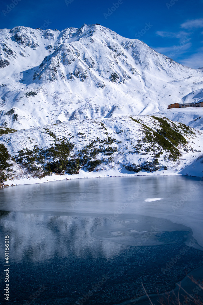 Fototapeta premium 富山県立山町にある立山の冬の雪景色のある風景 Landscape with snowy winter scenery of Tateyama in Tateyama Town, Toyama Prefecture, Japan.