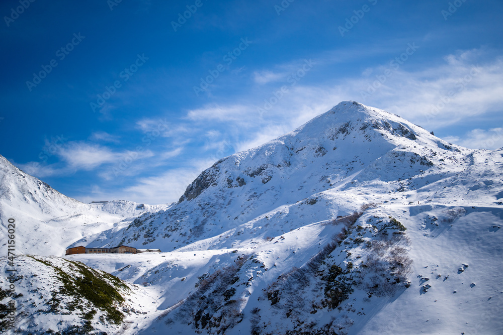 Obraz premium 富山県立山町にある立山の冬の雪景色のある風景 Landscape with snowy winter scenery of Tateyama in Tateyama Town, Toyama Prefecture, Japan.