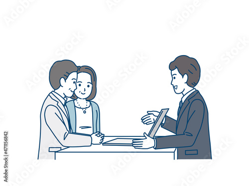 お客に説明する　スーツ姿の男性　セールスマン　ビジネス　夫婦　保険屋　税理士　不動産