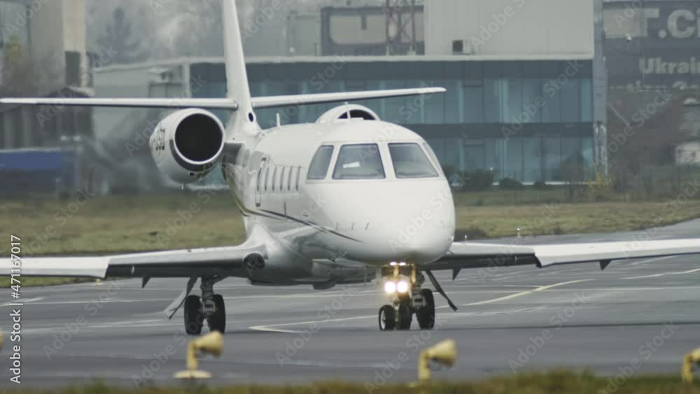 Slowing video How a business plane goes to the airport runway. Slowing video How a business plane goes to the airport runway.