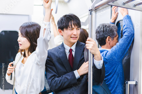 電車・地下鉄で移動する人々