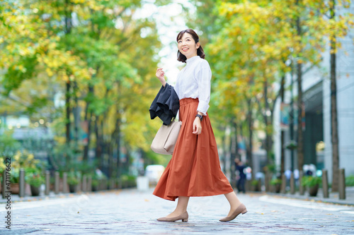 オフィスカジュアルスタイルで通勤する女性