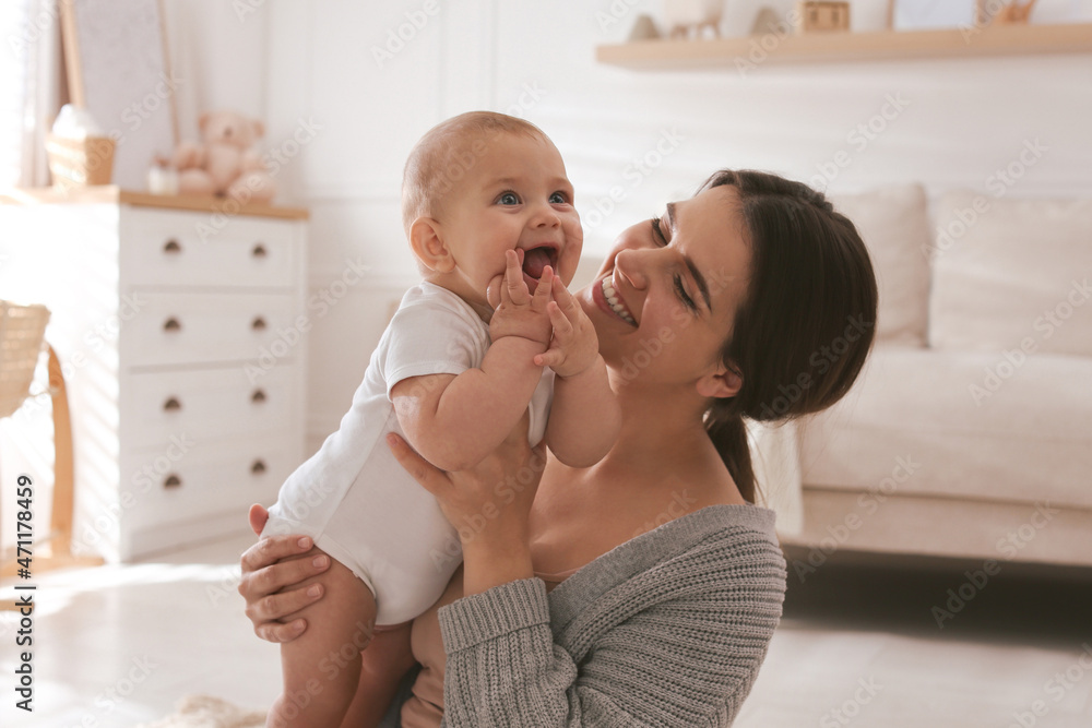 Happy young mother with her cute baby at home - obrazy, fototapety, plakaty 