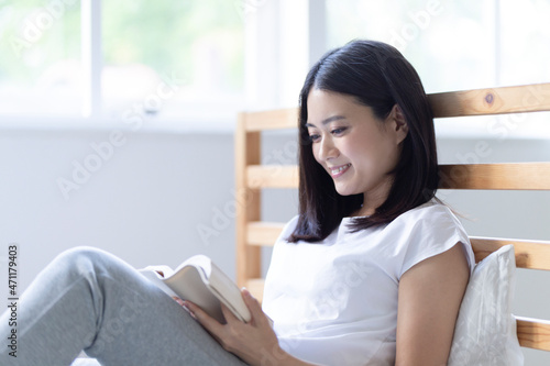 読書をする女性 Free Download 読書をする女性 - GFXLoad