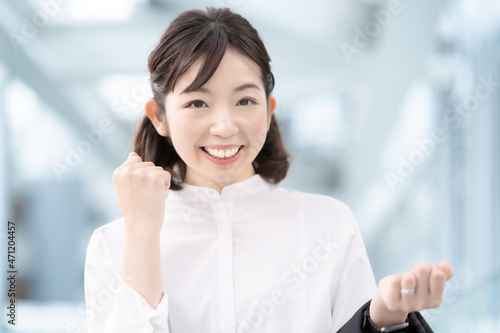 Free Download ガッツポーズで応援する女性 - GFXLoad