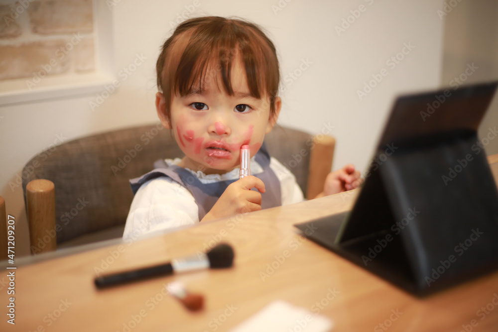 化粧する女の子 化粧する女の子