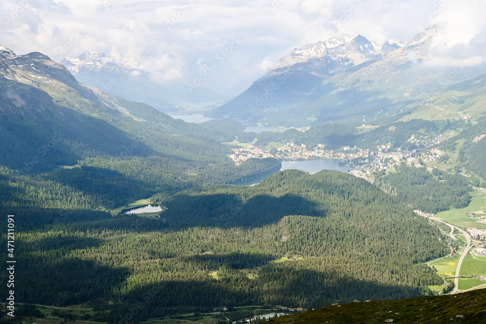 Naklejka premium St. Moritz, Muottas Muragl, Celerina, Seenplatte, St. Moritzersee, Oberengadin, Alpen, Piz Julier, Corviglia, Piz Nair, Piz Ot, Stazerwald, Stazersee, Wanderweg, Graubünden, Sommer, Schweiz