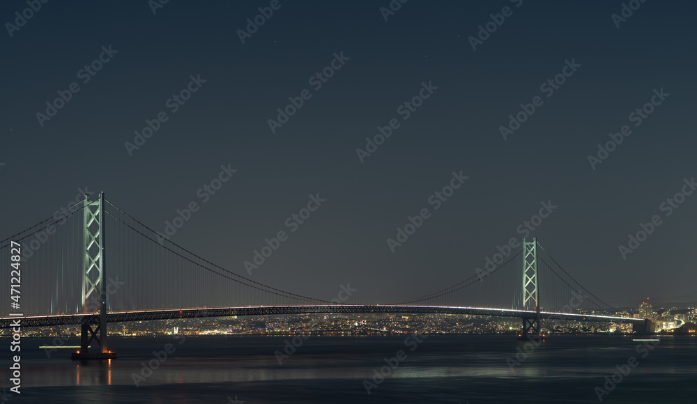 Obraz premium 夜の明石海峡大橋