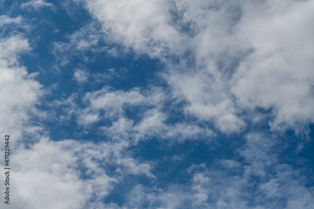 The bright blue sky was surrounded by white clouds, the atmosphere was like heaven. The bright blue sky was surrounded by white clouds, the atmosphere was like heaven.